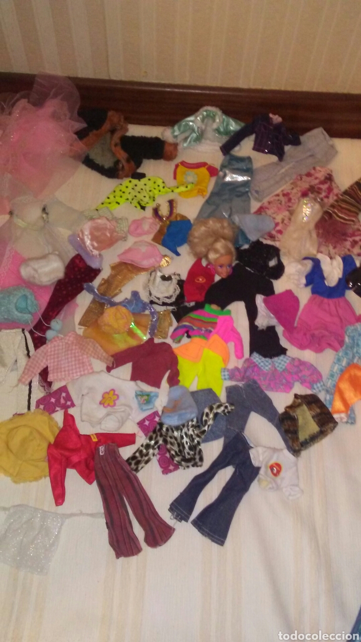 Gran lote de ropa Barbie ,conta de 55prendas de ropa+una cabeza  muñeca+torso de plastico negro .