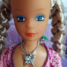 Barbie y Ken: BARBIE O SIMILAR. COLLAR PLATEADO