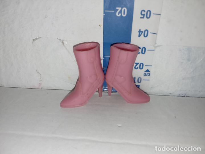 Barbie y Ken: Zapatos botas de mu&ntilde;eca barbie - Foto 1