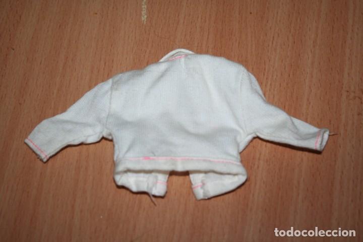 Barbie y Ken: chaqueta original mu&ntilde;eca barbie - Foto 2