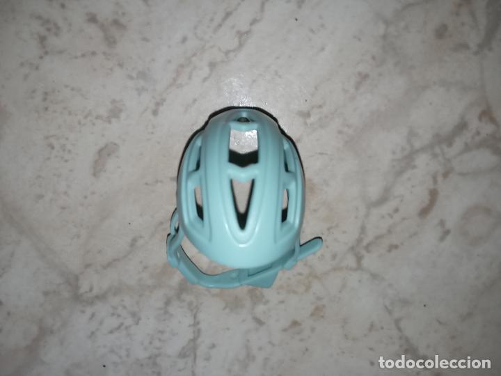 Barbie y Ken: Casco ciclista de mu&ntilde;eca barbie - Foto 1