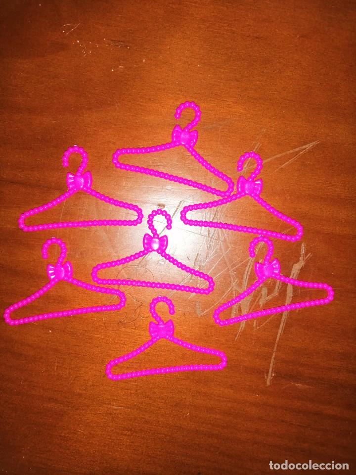 Barbie y Ken: Lote de perchas de Barbie - Foto 1