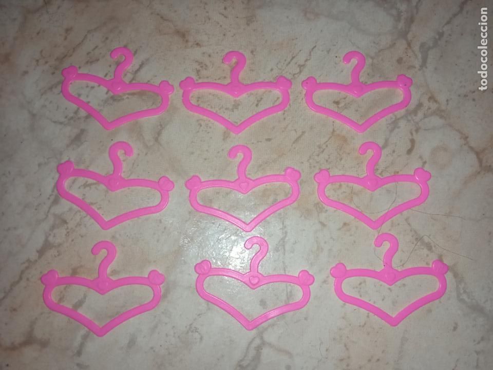 Barbie y Ken: Lote de perchas de mu&ntilde;eca barbie - Foto 1