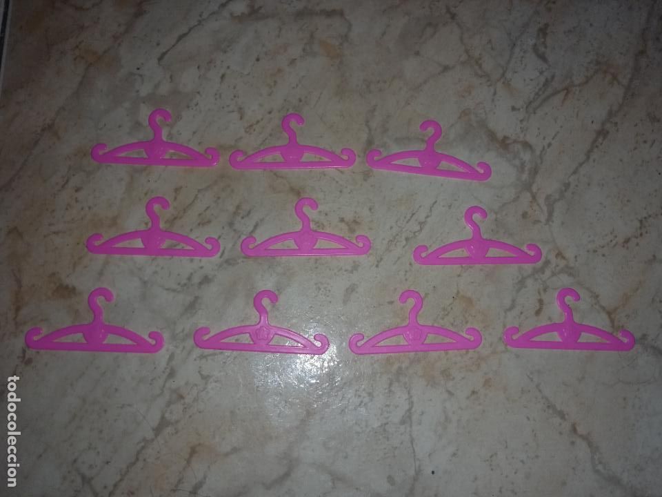 Barbie y Ken: Lote de perchas de mu&ntilde;eca barbie - Foto 2