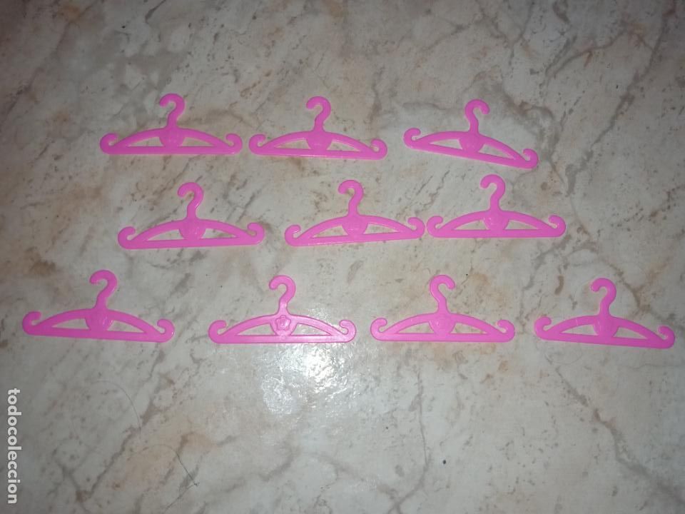 Barbie y Ken: Lote de perchas de mu&ntilde;eca barbie - Foto 1