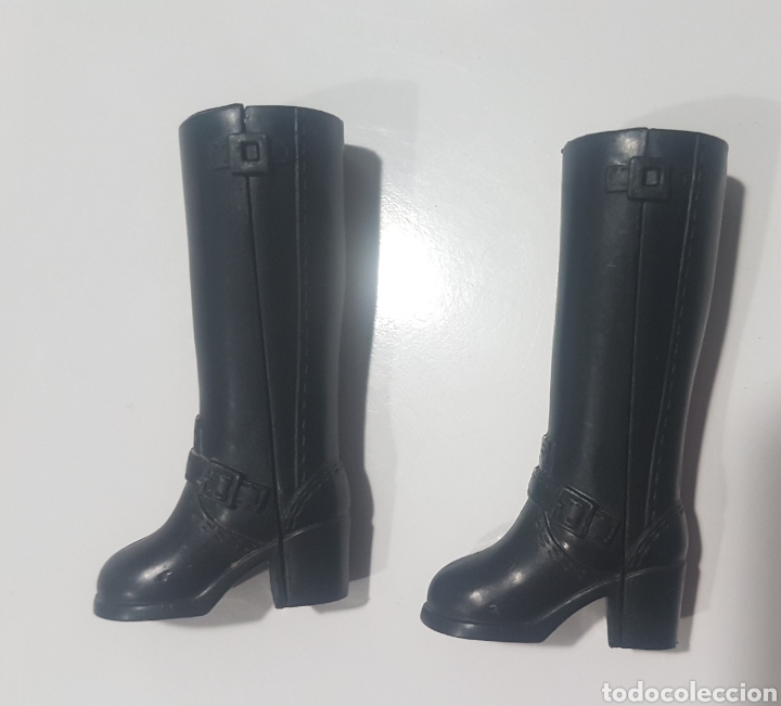 Barbie y Ken: Botas negras de mu&ntilde;eca Barbie - Foto 1