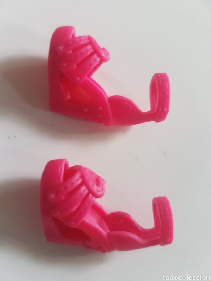 Barbie y Ken: Zapatos con corazon de tacon rosas - Foto 2
