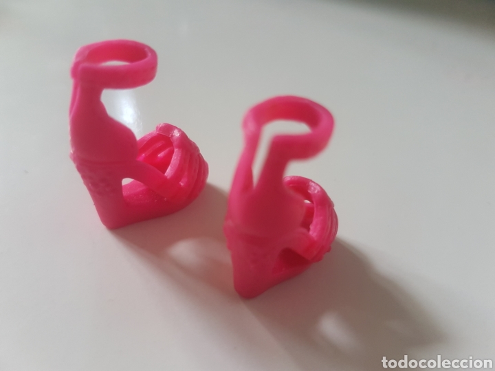 Barbie y Ken: Zapatos con corazon de tacon rosas - Foto 3