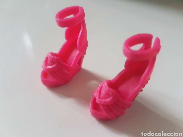 Barbie y Ken: Zapatos con corazon de tacon rosas - Foto 1