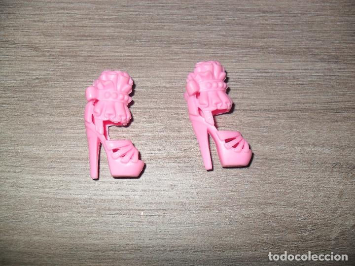Barbie y Ken: Zapatos para mu&ntilde;eca barbie - Foto 1