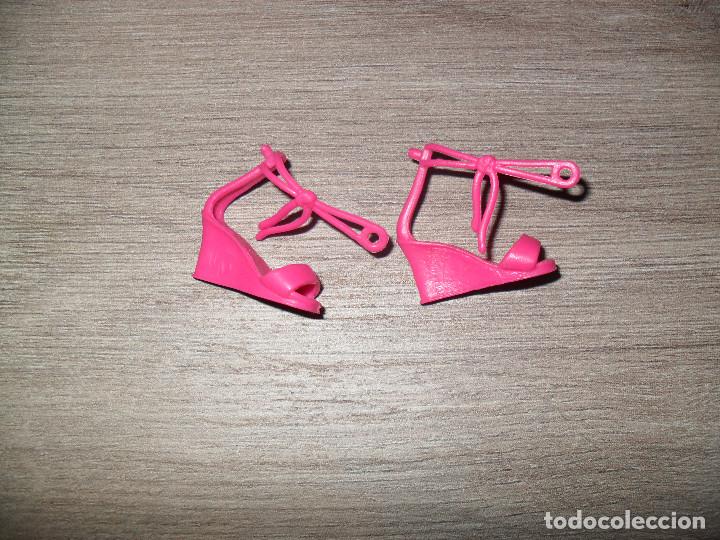 Barbie y Ken: Zapatos para mu&ntilde;eca barbie - Foto 1