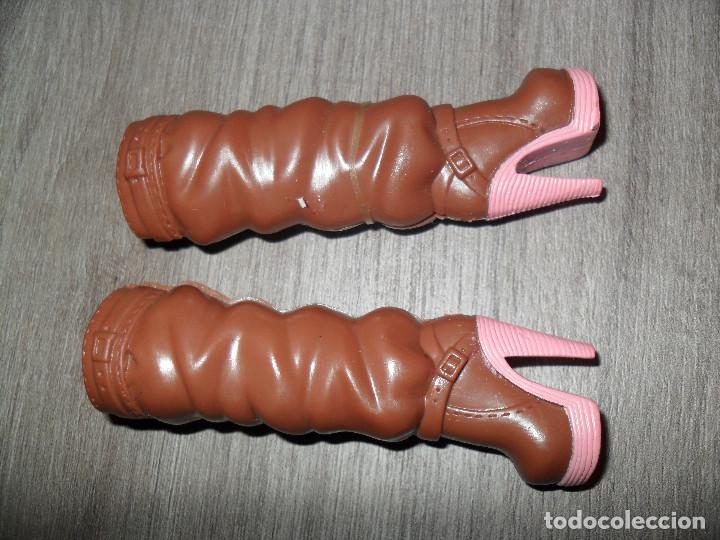 Barbie y Ken: Zapatos botas para mu&ntilde;eca barbie - Foto 1