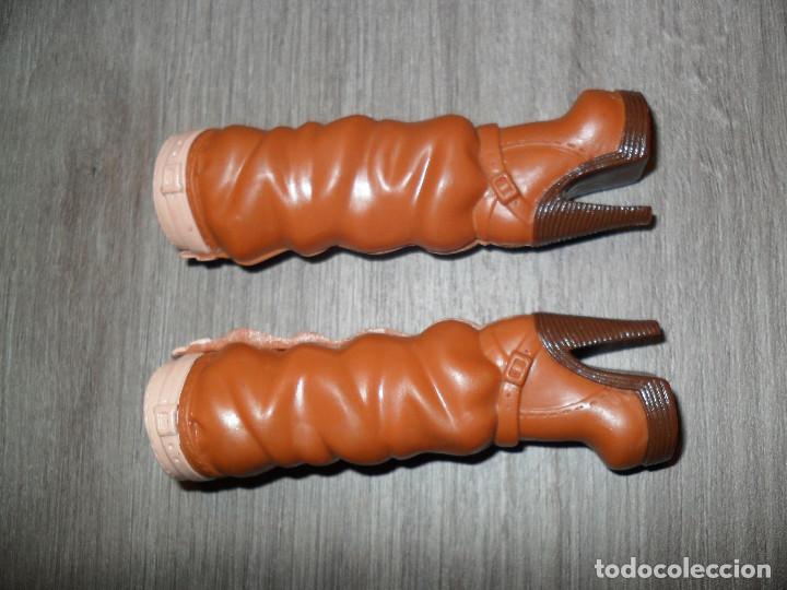 Barbie y Ken: Zapatos botas para mu&ntilde;eca barbie - Foto 1