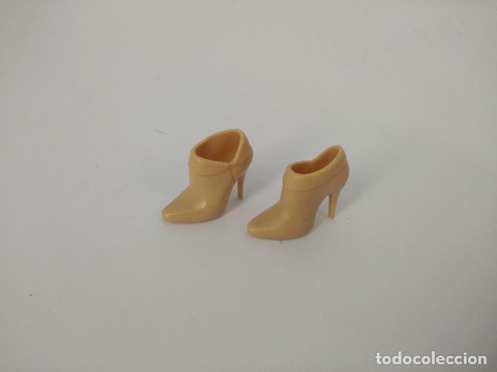 Barbie et Ken: Zapatos / botines color beige originales Barbie - Mattel