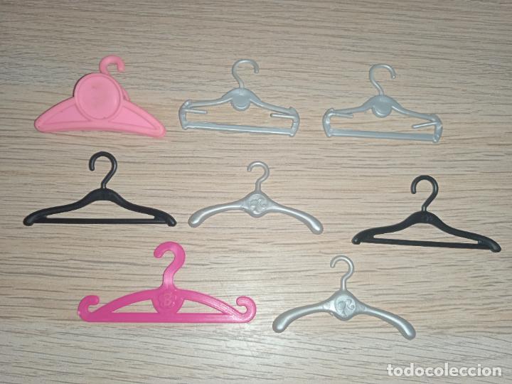 Barbie y Ken: Lote de perchas de mu&ntilde;eca barbie - Foto 2
