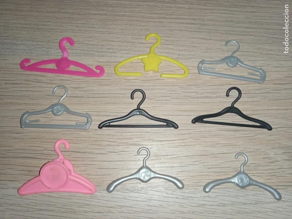 Barbie y Ken: Lote de perchas de mu&ntilde;eca barbie - Foto 3
