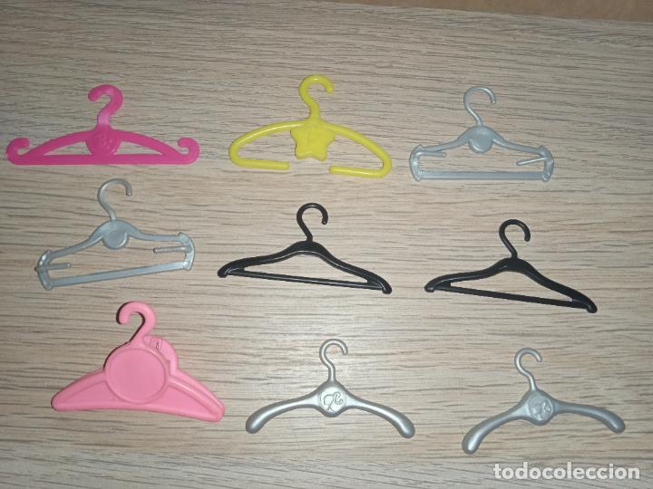 Barbie y Ken: Lote de perchas de mu&ntilde;eca barbie - Foto 4