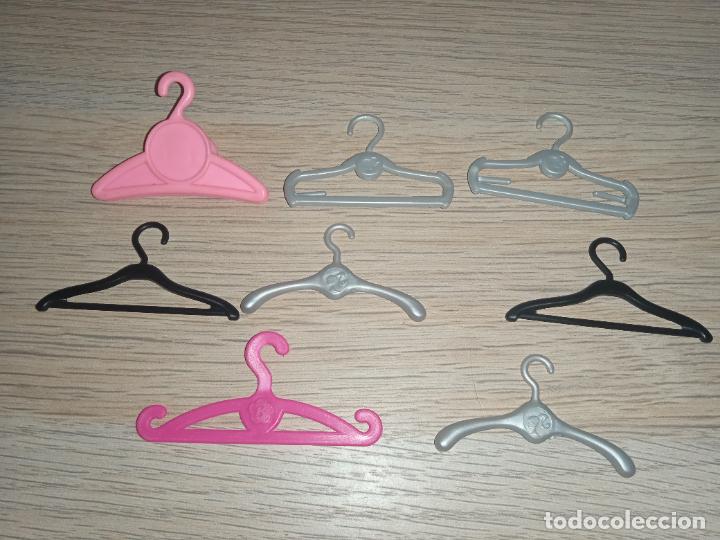 Barbie y Ken: Lote de perchas de mu&ntilde;eca barbie - Foto 1