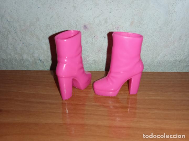 Barbie y Ken: Zapatos botas de mu&ntilde;eca barbie - Foto 2