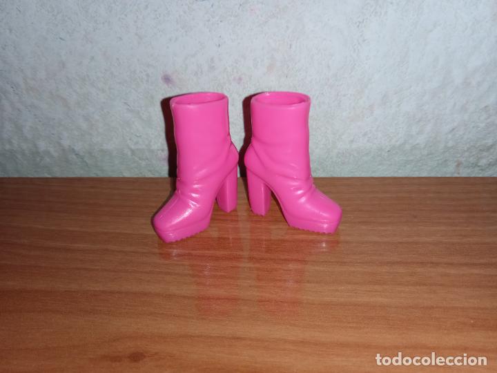 Barbie y Ken: Zapatos botas de mu&ntilde;eca barbie - Foto 1