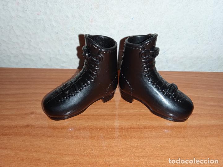 Barbie y Ken: Botas para patinar de mu&ntilde;eca Barbie - Foto 1