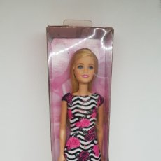 Barbie y Ken: MUÑECA BARBIE CAJA VESTIDO DE ESTAMPADO CON ROSA MATTEL AÑO 2015 BARBIE FRIENDS NUEVA EN BLISTER