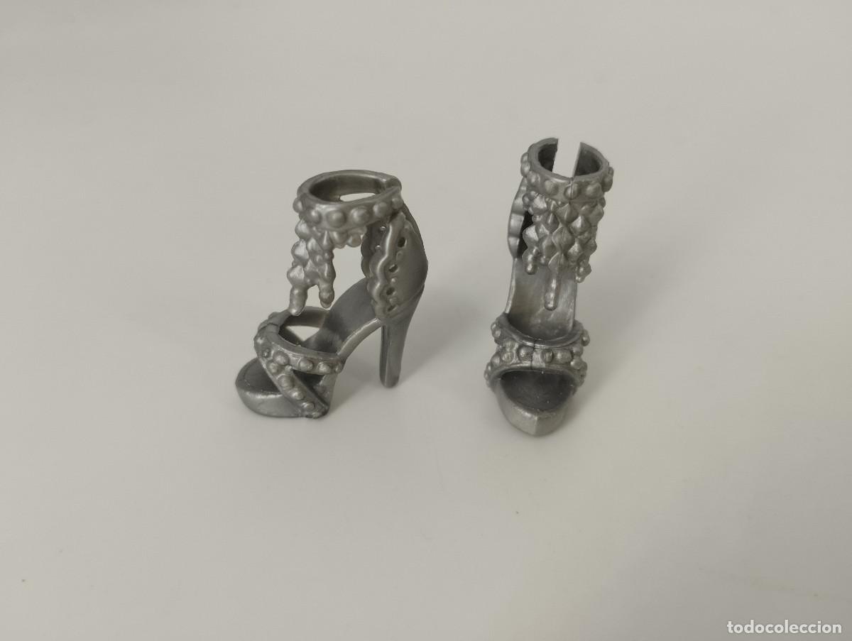 Barbie et Ken: Zapatos / sandalias color plateado originales Barbie - Mattel, 2000s