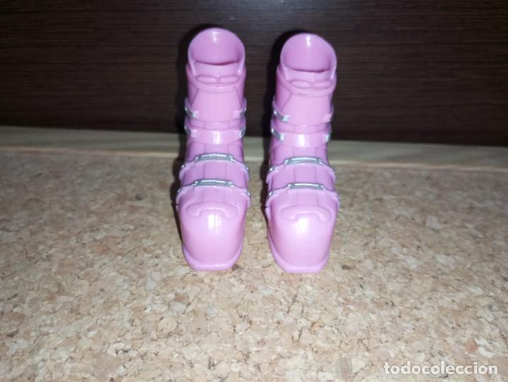 Barbie y Ken: Botas esquiar de mu&ntilde;eca bratz - Foto 2