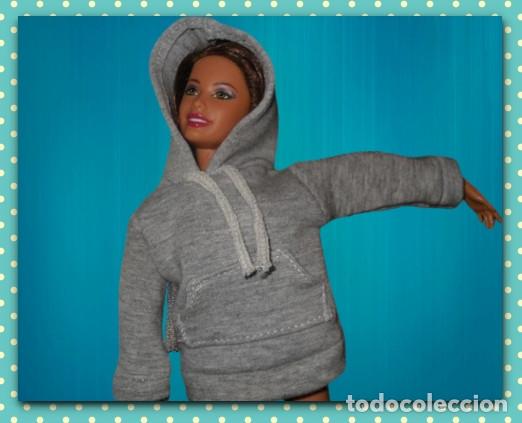 Barbie y Ken: Sudadera gris para Mu&ntilde;eca Barbie - Foto 1