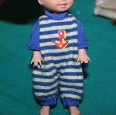 Barbie y Ken: MONO MARIÑERO CON ETIQUETA DE MUÑECA SHELLY LA HERMANA DE BARBIE