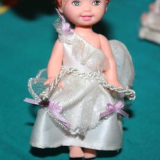 Barbie y Ken: VESTIDO ACETINADO BLANCO CON ALLAS CON ETIQUETA DE MUÑECA SHELLY LA HERMANA DE BARBIE