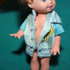Barbie y Ken: ABRIGO DESPORTIVO DE MUÑECA SHELLY LA HERMANA DE BARBIE