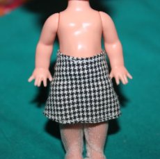 Barbie y Ken: FALDA CON ETIQUETA DE MUÑECA SHELLY LA HERMANA DE BARBIE