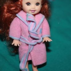 Barbie y Ken: BATA DE DORMITORIO ROSA DE MUÑECA SHELLY O KELLY LA HERMANA DE BARBIE