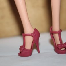 Barbie y Ken: SANDALIAS DE TACÓN ORIGINALES VA MARCADAS DE BARBIE
