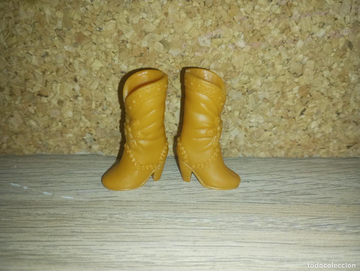 Barbie y Ken: Zapatos botas de mu&ntilde;eca Barbie - Foto 1
