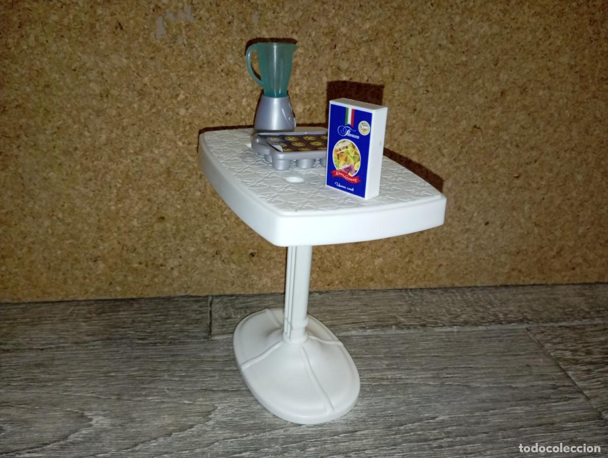 Barbie y Ken: Mesa de mu&ntilde;eca Barbie con accesorios - Foto 2