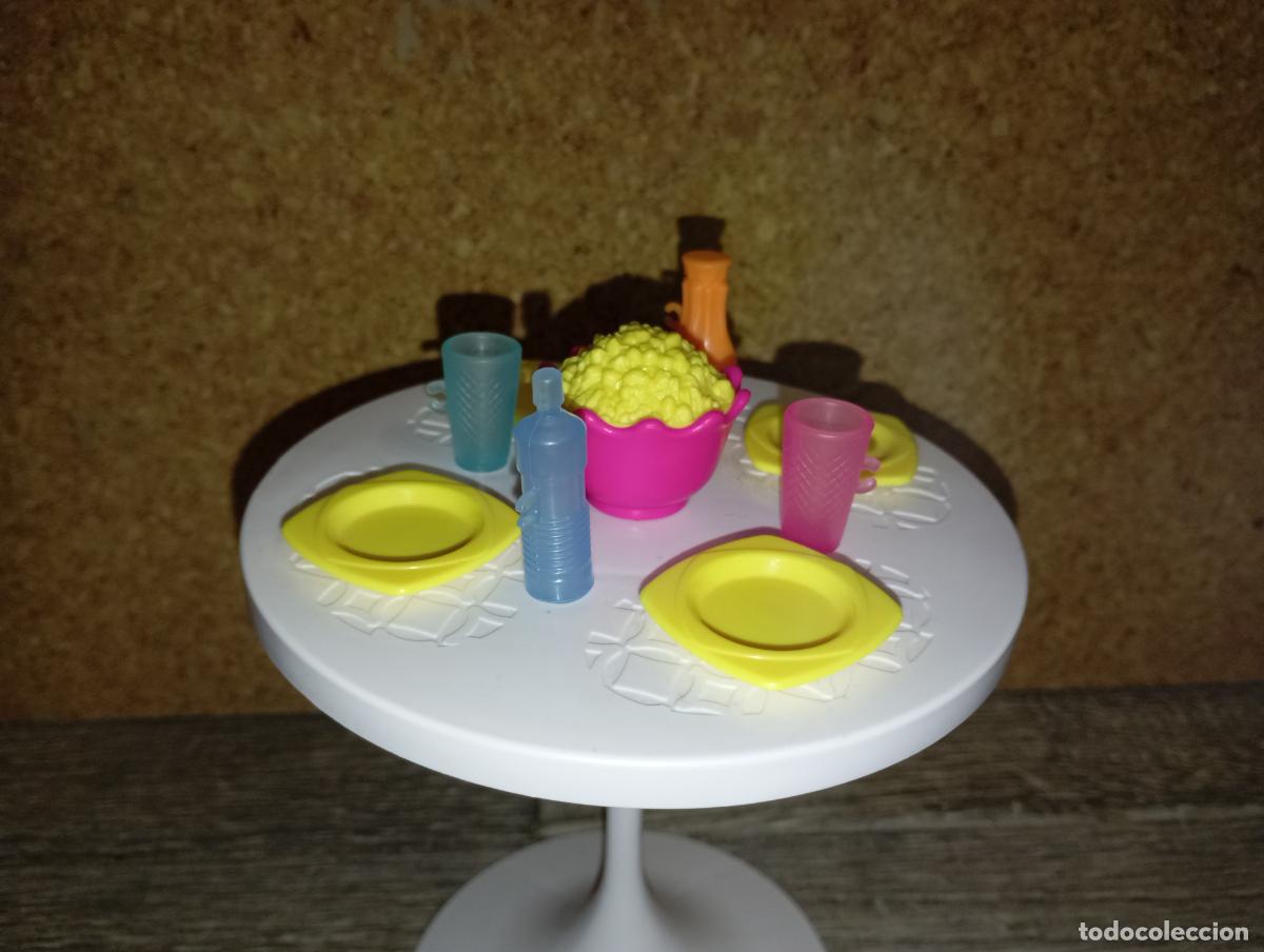 Barbie y Ken: Mesa de mu&ntilde;eca Barbie con accesorios - Foto 2