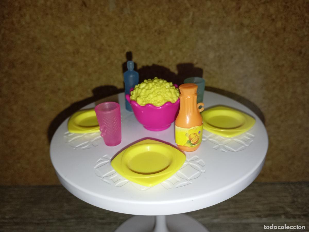 Barbie y Ken: Mesa de mu&ntilde;eca Barbie con accesorios - Foto 3