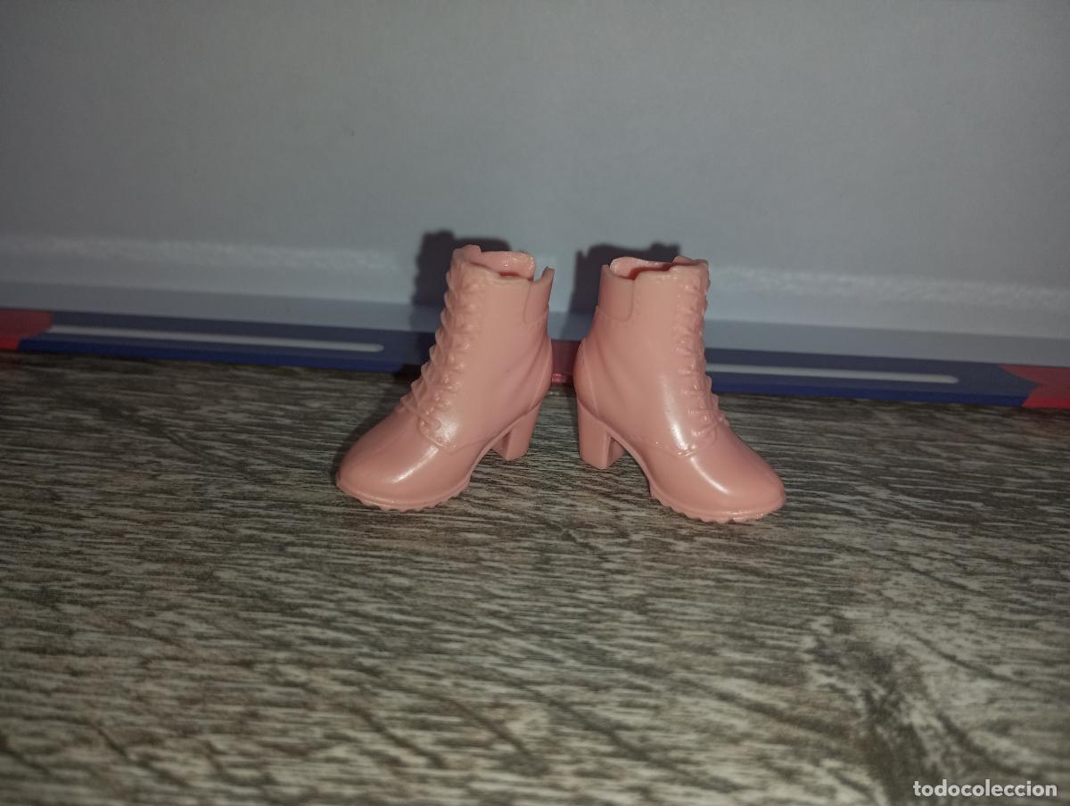 Barbie y Ken: zapatos botas de mu&ntilde;eca Barbie - Foto 1