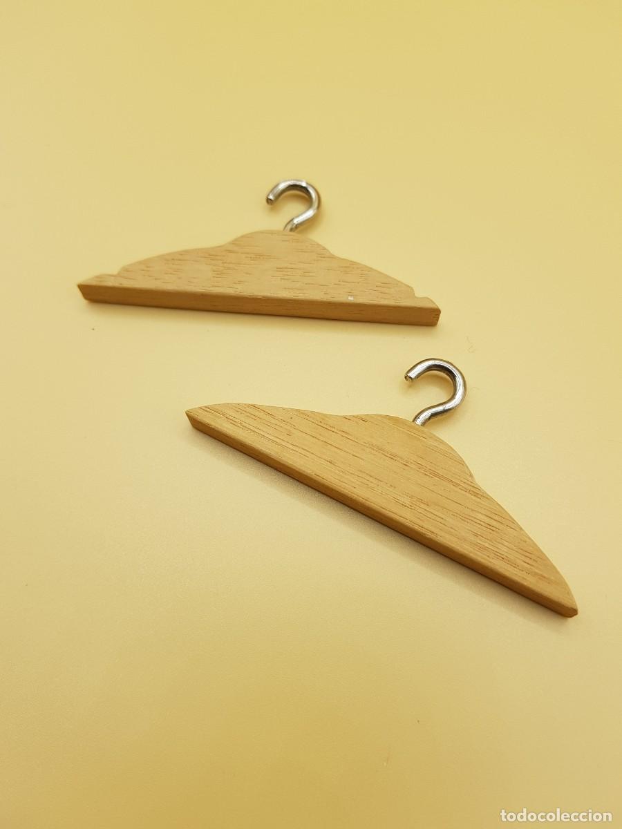 Barbie y Ken: Percha ropa madera tama&ntilde;o barbie - Foto 1