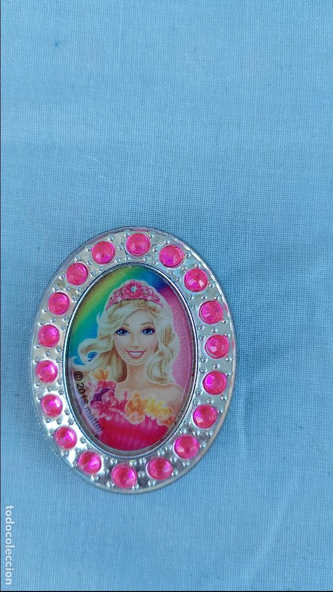 Barbie und Ken: Antiguo broche o adorno de Barbie y la puerta secreta de Mattel