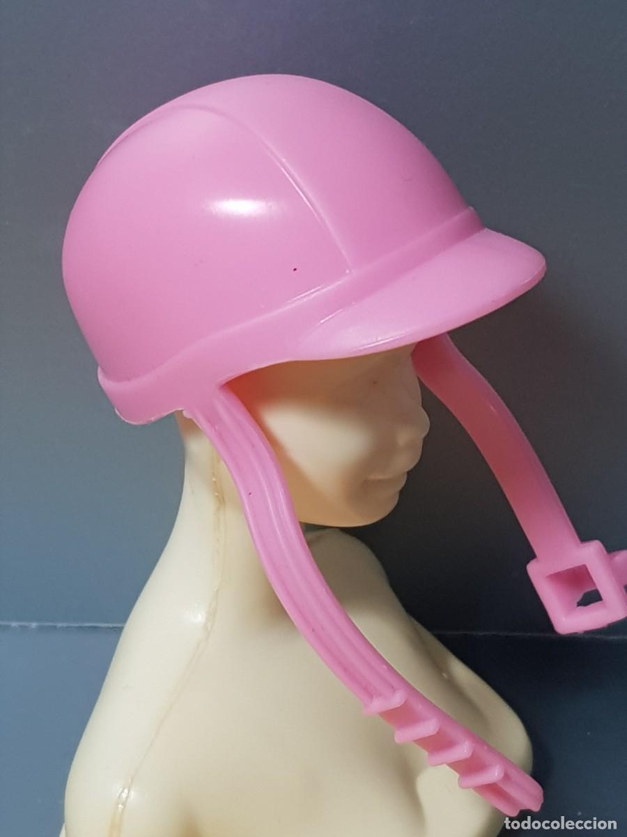 Barbie y Ken: Casco moto mu&ntilde;eca barbie - Foto 1