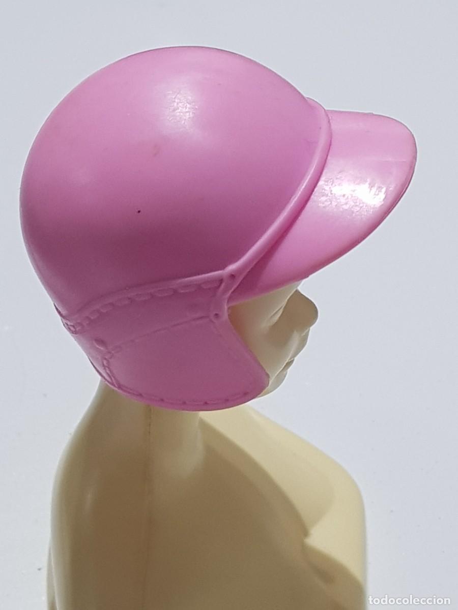 Barbie y Ken: Casco moto mu&ntilde;eca barbie - Foto 1