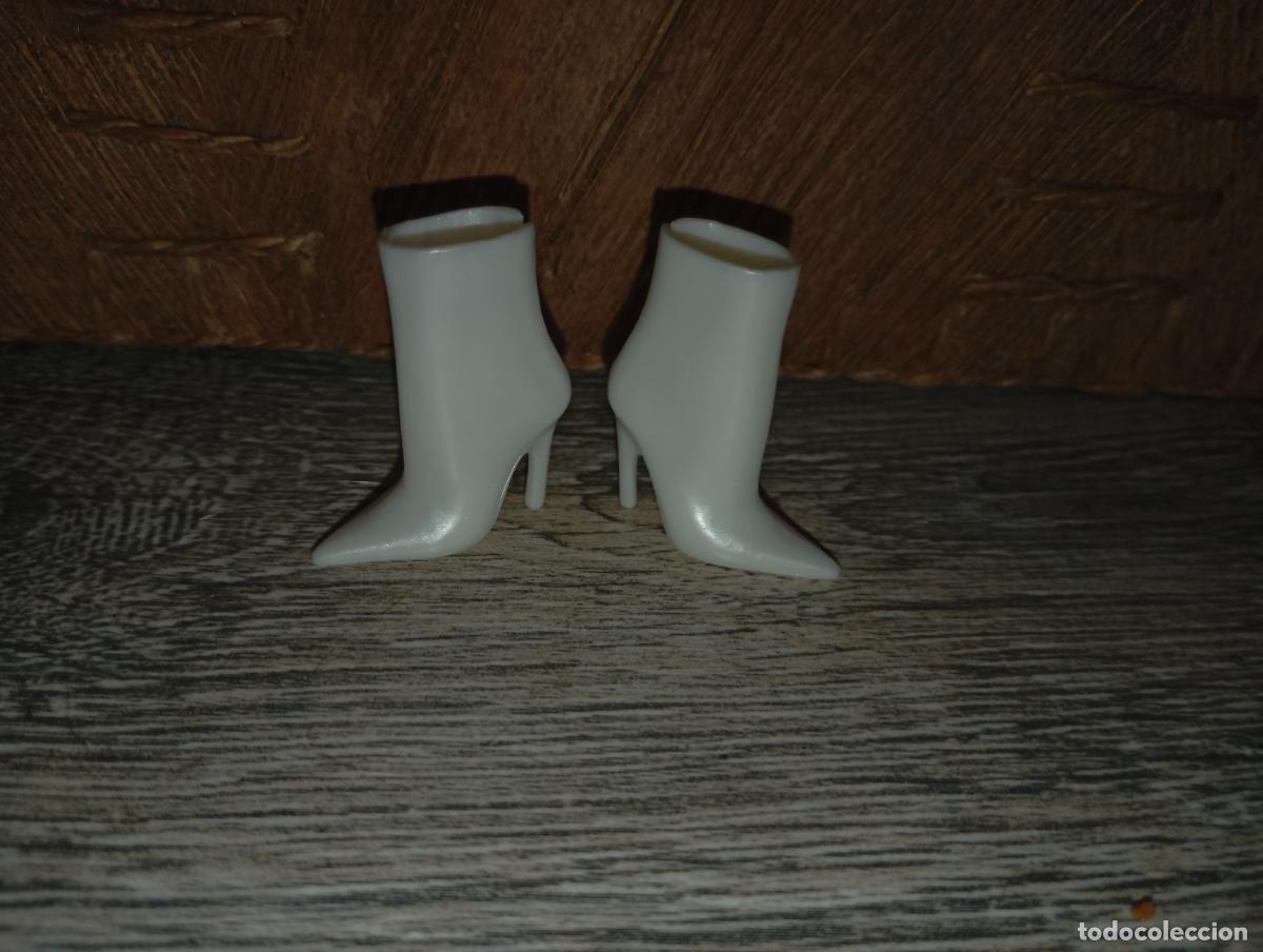Barbie y Ken: Zapatos botas de mu&ntilde;eca Barbie - Foto 1