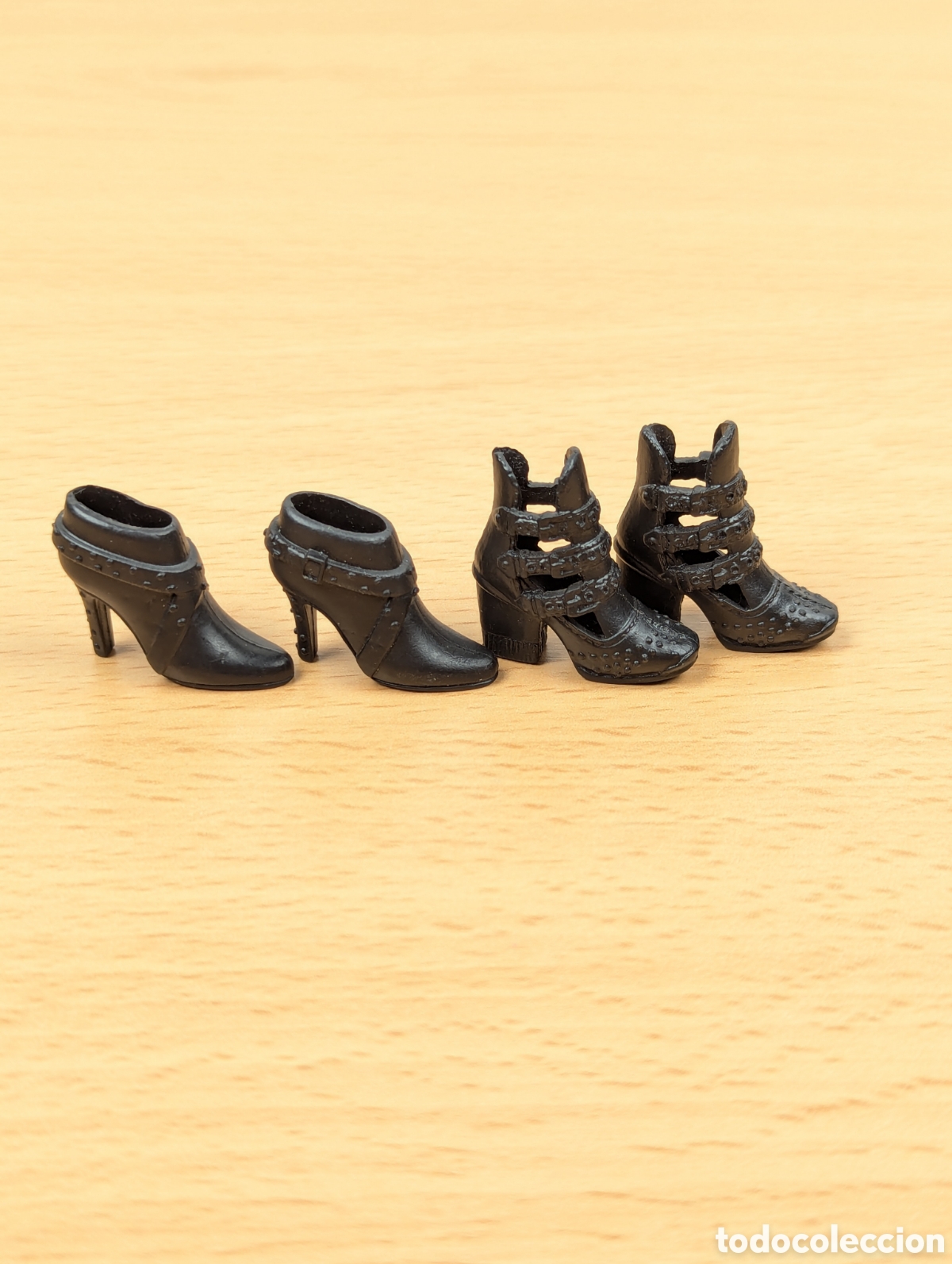 Barbie y Ken: Lote 2 botines negros barbie - Foto 1