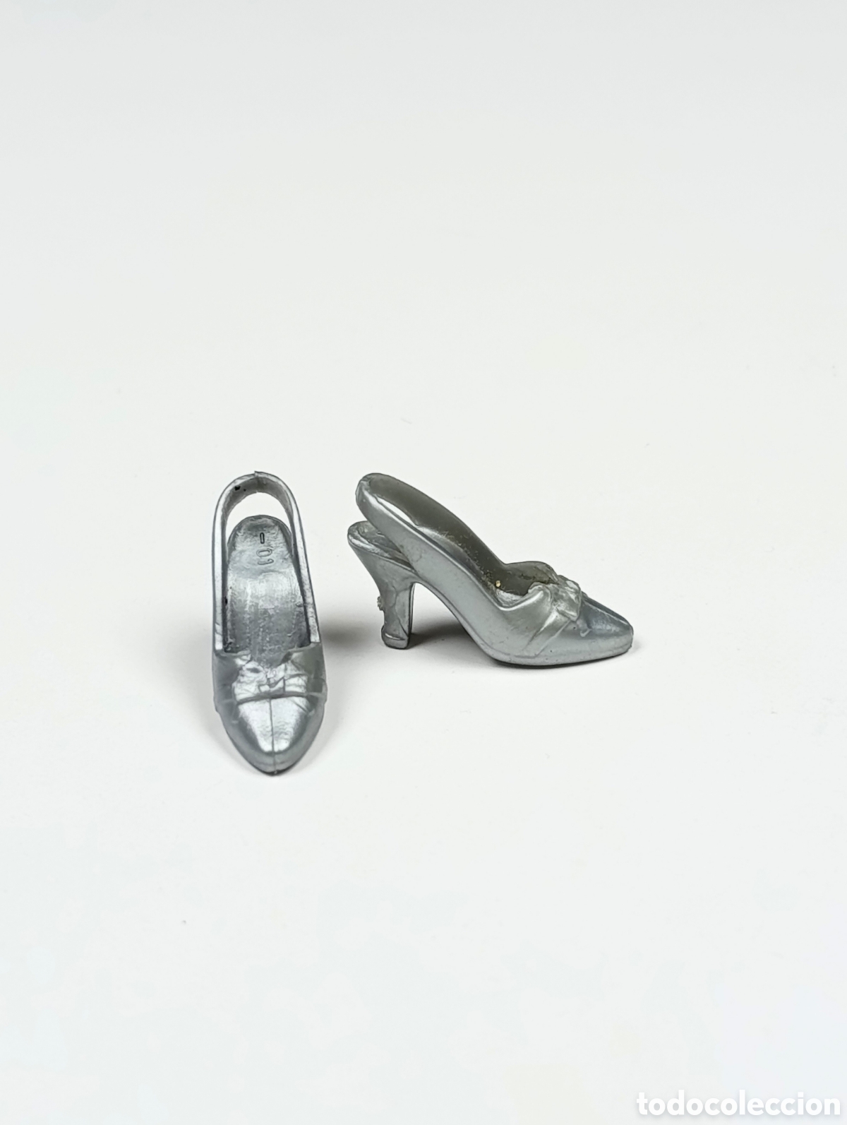 Barbie y Ken: Zapatos tac&oacute;n plateados Barbie