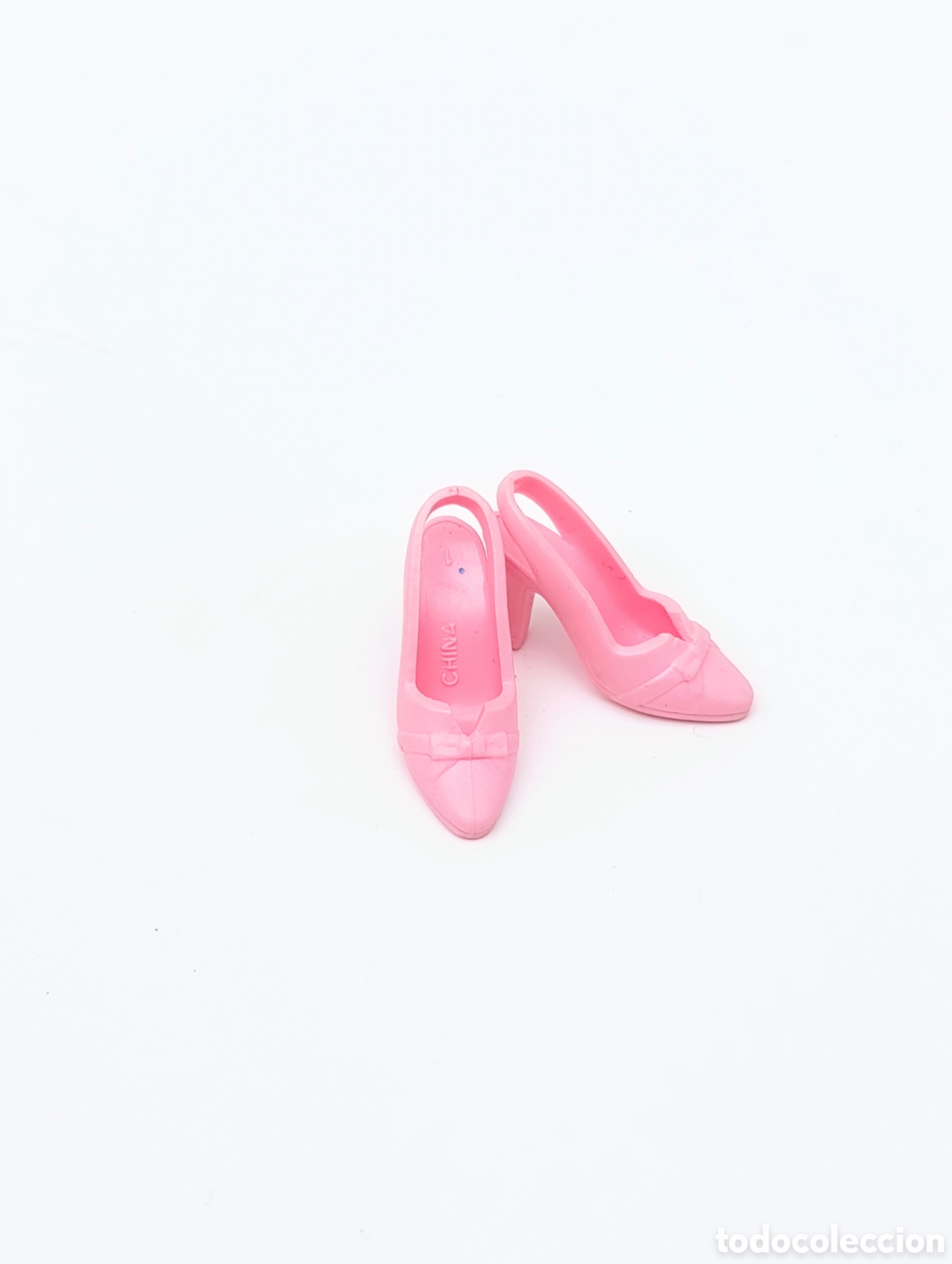 Barbie y Ken: Zapatos tac&oacute;n Barbie con lazo rosa