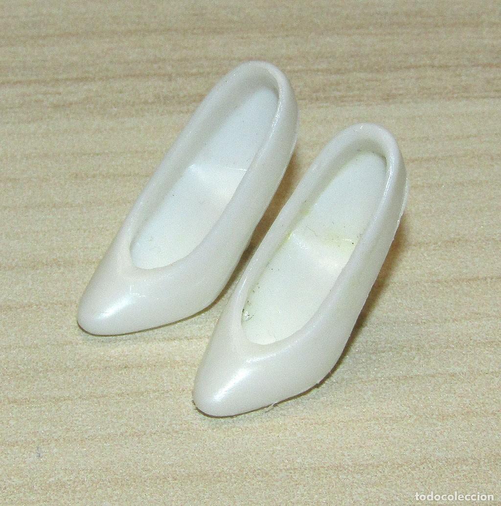 Barbie y Ken: ANTIGUO PAR DE ZAPATOS BLANCOS DE BARBIE - ORIGINAL MATTEL - A&Ntilde;OS 80/90