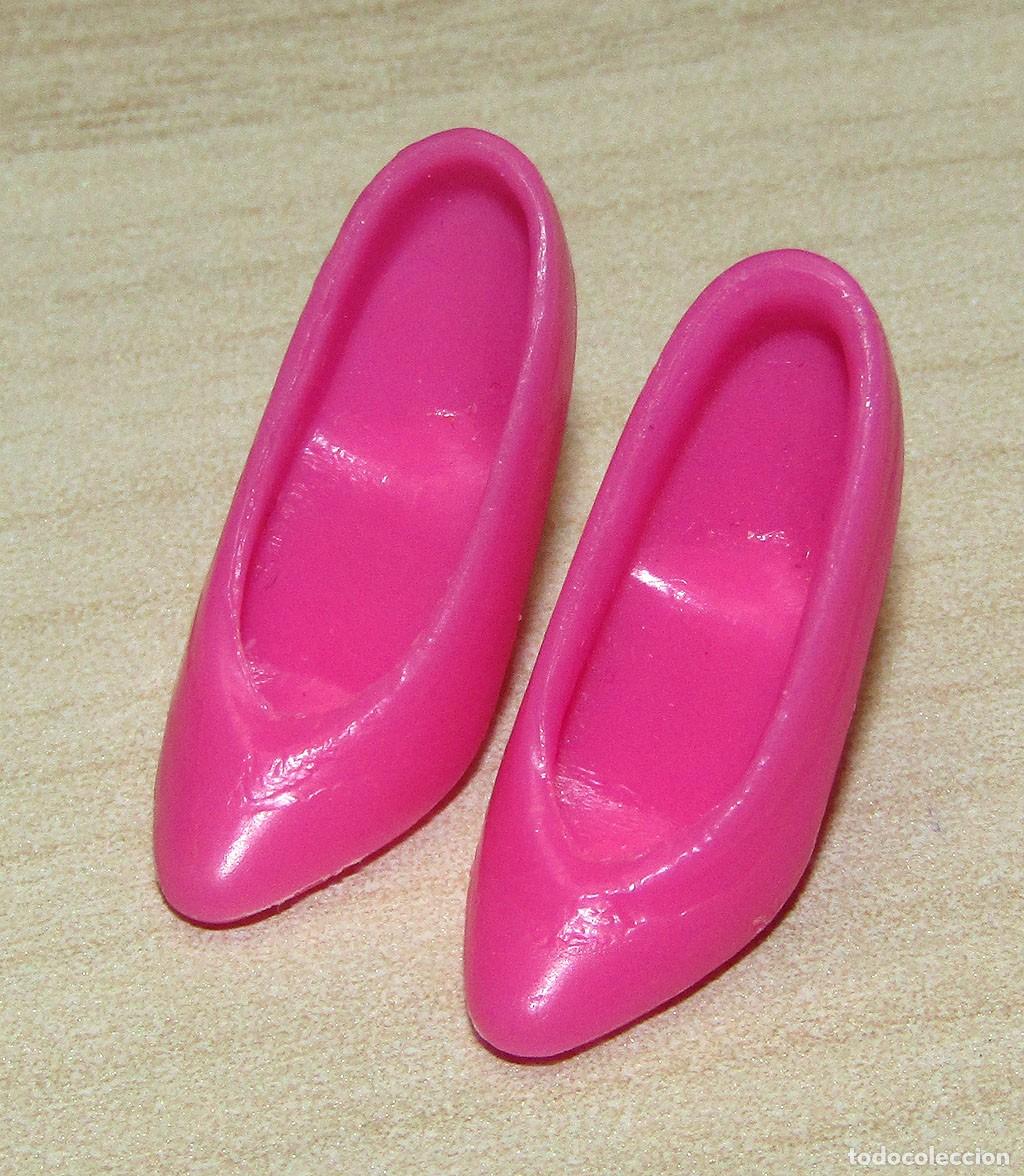 Barbie y Ken: ANTIGUO PAR DE ZAPATOS ROSA FUCSIA DE BARBIE - ORIGINAL MATTEL - A&Ntilde;OS 80/90